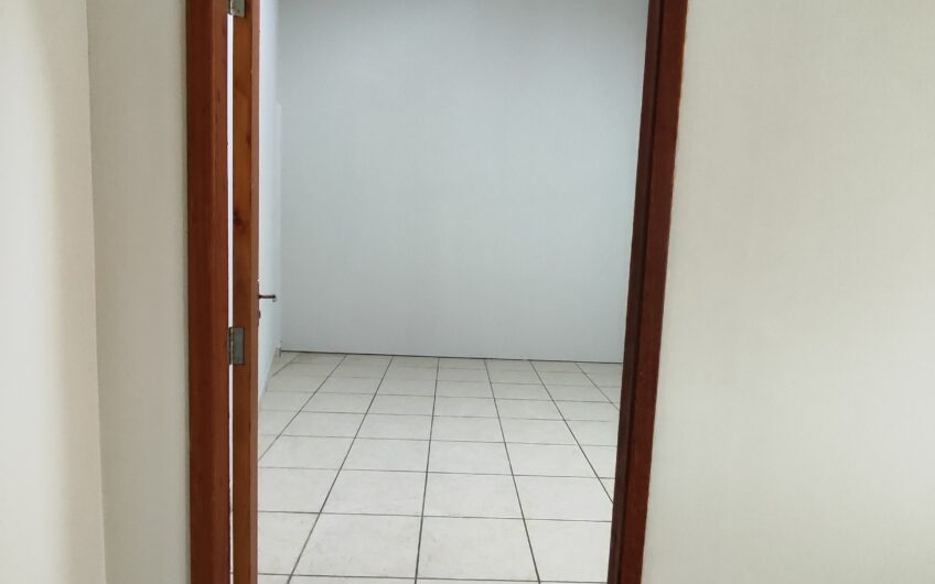 ALUGA-SE SALÃO COMERCIAL