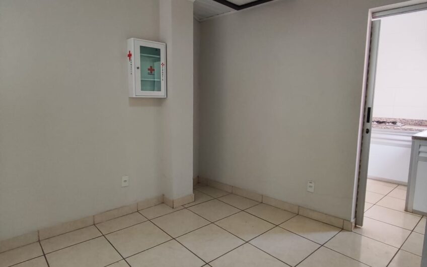 ALUGA-SE SALÃO COMERCIAL